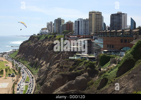 Einkaufszentrum Larcomar und den umliegenden Gebäuden entlang des Malecon De La Reserva in Miraflores, Lima, Peru Stockfoto