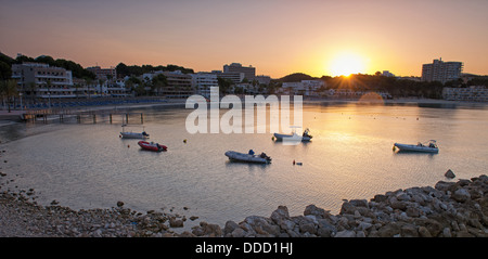 Strand von Paguera auf Mallorca bei Sonnenaufgang (Balearen, Spanien) Stockfoto