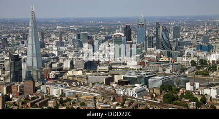 Blick auf die Skyline von London mit der Scherbe, Walkie Talkie Gebäude, Gurke und City of London, Geschäftsbereich Stockfoto