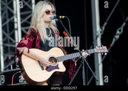 Bingley, Yorkshire. 30. August 2013. Nina Nesbitt führt am 1. Tag des Bingley Live-Musik auf der Bühne. Andere Handlungen, die auf die Rechnung gehören The Cribs, Primal Scream, The Human League und Chic. © Thomas Jackson/Alamy Live-Nachrichten Stockfoto