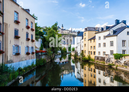 Blick auf die mittelalterliche Ville Haute aus dem Fluss Alzette im Grund Viertel von Luxemburg-Stadt. Stockfoto