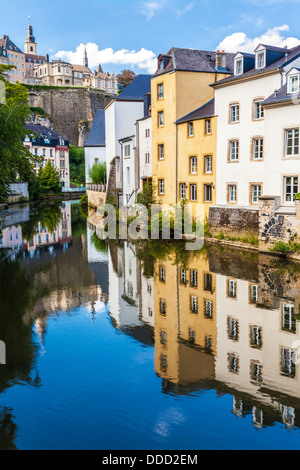 Blick auf die mittelalterliche Ville Haute aus dem Fluss Alzette im Grund Viertel von Luxemburg-Stadt. Stockfoto