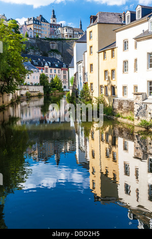 Blick auf die mittelalterliche Ville Haute aus dem Fluss Alzette im Grund Viertel von Luxemburg-Stadt. Stockfoto