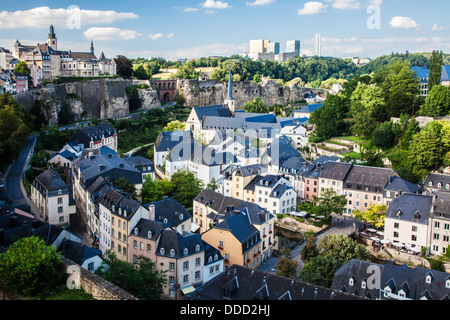 Blick über den Grund in Richtung der mittelalterlichen Ville Haute auf der linken Seite und das moderne Kirchberg Bezirk der Stadt Luxemburg. Stockfoto