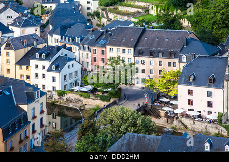 Blick über die Brücke über den Fluss Alzette im Grund Viertel von Luxemburg-Stadt. Stockfoto