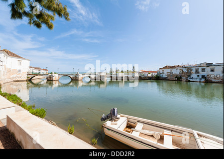 Römische Brücke in Tavira Portugal Stockfoto