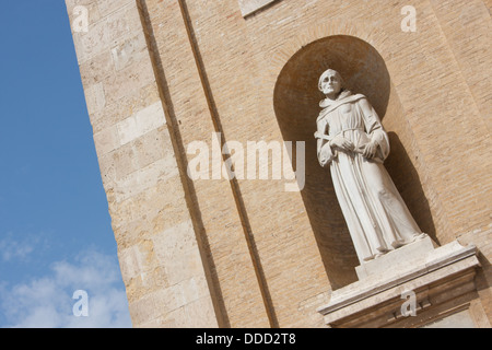 Statue von Str. Francis von Assisi, Basilika Santa Maria Degli Angeli, Assisi, Italien Stockfoto