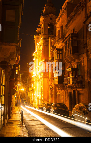 Straße in Valletta Malta in der Nacht Stockfoto