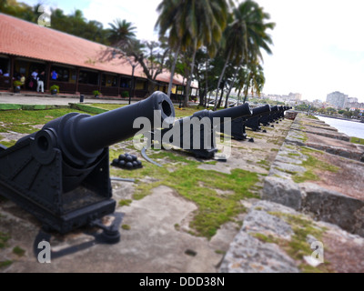 Reihen von Kanonen in Morro Castle bewachen den Eingang zur Havana Bucht. Stockfoto