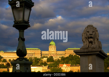 Kettenbrücke und Ungarische Nationalgalerie, Budapest, Ungarn Stockfoto