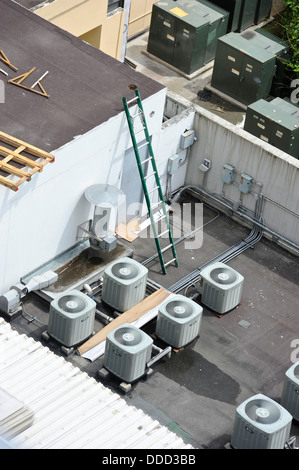 Ein Blick auf eine Klimaanlage auf dem Dach der Multiplaza Mall. Stockfoto