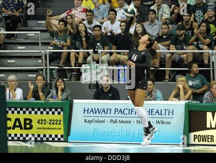 Honolulu, HI, Vereinigte Staaten. 30. August 2013. 30. August 2013 dient Honolulu, Hawaii - Hawaii Kayla Kawamura in Übereinstimmung, die #11 sah Hawaii Rainbow Wahine verärgert Champion #1 Texas in der Chevron Rainbow Wahine Invitational im Stan Sheriff Center in Honolulu, HI zu verteidigen. © Csm/Alamy Live-Nachrichten Stockfoto