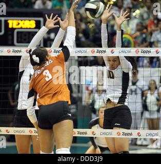 Honolulu, HI, Vereinigte Staaten. 30. August 2013. 30. August 2013 blockiert wird Honolulu, Hawaii - Texas Pilar Victoria #3 durch Hawaiis Tai Manu-Olevau #10 in Übereinstimmung, dass #11 Hawaii Rainbow Wahine Verteidigung verärgert #1 Texas in der Chevron Rainbow Wahine Invitational im Stan Sheriff Center in Honolulu, HI Champion. © Csm/Alamy Live-Nachrichten Stockfoto