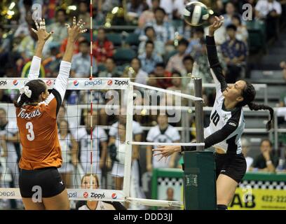 Honolulu, HI, Vereinigte Staaten. 30. August 2013. 30. August 2013 spikes Honolulu, Hawaii - Hawaii Tai Manu-Olevao #10 über Texas Pilar Victoria #3 in Übereinstimmung, dass #11 Hawaii Rainbow Wahine verärgert Champion #1 Texas in der Chevron Rainbow Wahine Invitational im Stan Sheriff Center in Honolulu, HI zu verteidigen. © Csm/Alamy Live-Nachrichten Stockfoto