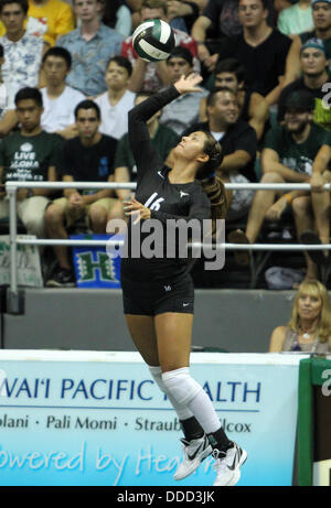 Honolulu, HI, Vereinigte Staaten. 30. August 2013. 30. August 2013 dient Honolulu, Hawaii - Hawaii Kayla Kawamura in Übereinstimmung, die #11 sah Hawaii Rainbow Wahine verärgert Champion #1 Texas in der Chevron Rainbow Wahine Invitational im Stan Sheriff Center in Honolulu, HI zu verteidigen. © Csm/Alamy Live-Nachrichten Stockfoto