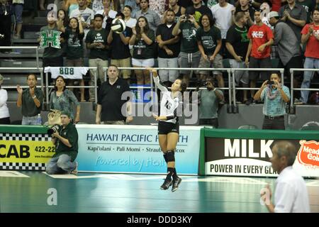 Honolulu, HI, Vereinigte Staaten. 30. August 2013. 30. August 2013 Honolulu, Hawaii - Hawaii Kayla Kawamura #16 macht die endgültige dienen in das Match, das #11 sah Hawaii Rainbow Wahine verärgert Champion #1 Texas in der Chevron Rainbow Wahine Invitational im Stan Sheriff Center in Honolulu, HI zu verteidigen. © Csm/Alamy Live-Nachrichten Stockfoto