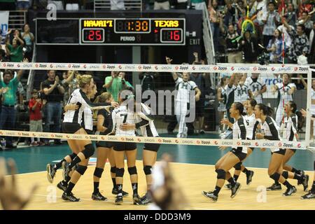 Honolulu, HI, Vereinigte Staaten. 30. August 2013. 30. August 2013 Honolulu, Hawaii - #11 Hawaii Rainbow Wahine feiern die Überraschung des Champion #1 Texas in der Chevron Rainbow Wahine Invitational im Stan Sheriff Center in Honolulu, HI zu verteidigen. © Csm/Alamy Live-Nachrichten Stockfoto