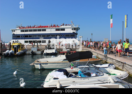 Brescia - eine Passagierfähre am Gardasee in Italien am Landung Pier in Bardolino auf der Ostseite des Sees verankert. Stockfoto