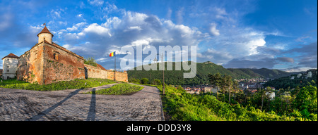 Panorama von Brasov mit seiner äußeren Befestigungssystem (Siebenbürgen, Rumänien) Stockfoto