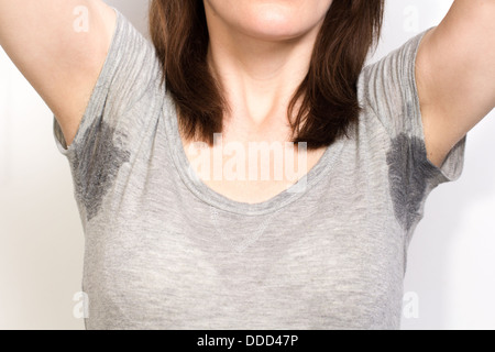 Frau sehr schlecht unter Achsel Schwitzen und hält Nase Stockfoto