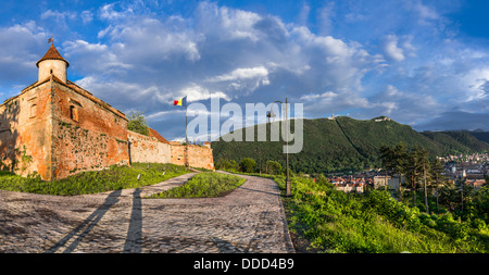 Panorama von Brasov mit seiner äußeren Befestigungssystem (Siebenbürgen, Rumänien) Stockfoto