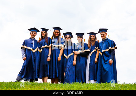 Bild der glückliche junge Absolventen - outdoor Stockfoto