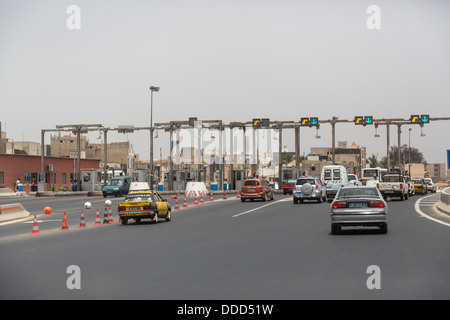 Mautstelle, moderne unterteilt Highway in der Nähe von Dakar, Senegal. Stockfoto