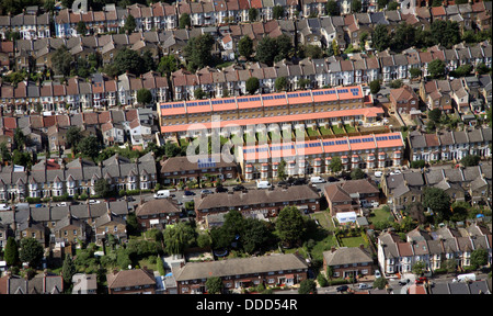 Luftaufnahme der Marke neue Gehäuse mit Solarzellen in London Stockfoto