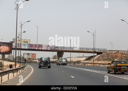 Moderne 4-spurige Divided Highway in der Nähe von Dakar, Senegal. Stockfoto