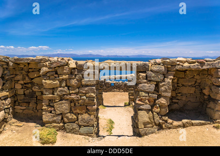 Titicaca-See auf der Isla del Sol Insel gesehen durch die steinernen Bögen der alten Inka-Ruinen Stockfoto