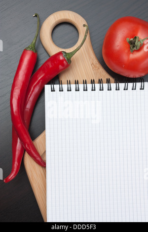 Notebook zum Kochen Rezepte und Gemüse auf ein Schneidebrett Stockfoto