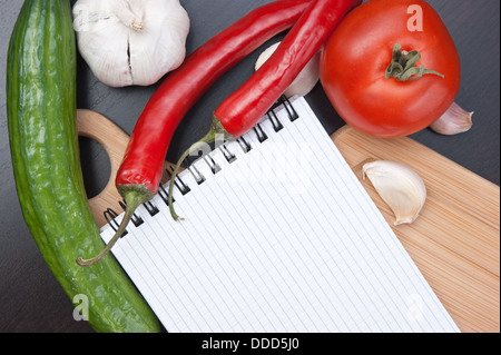 Notebook zum Kochen Rezepte und Gemüse auf ein Schneidebrett Stockfoto
