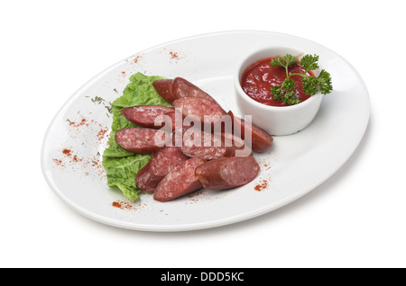 gehackte Würste gebraten mit Gemüse und Gewürzen isoliert auf weißem Hintergrund Stockfoto