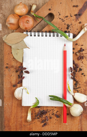 Notebook zum Kochen Rezepte und Gewürze auf einem Holztisch Stockfoto