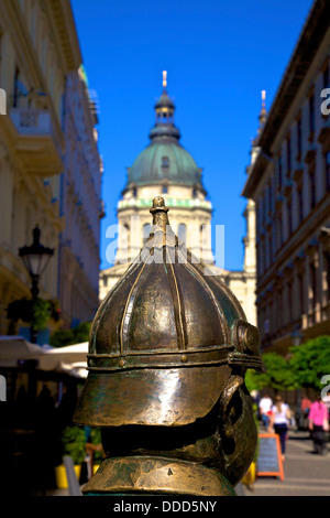 Statue des Polizisten mit St.-Stephans Basilika im Hintergrund, Budapest, Ungarn Stockfoto