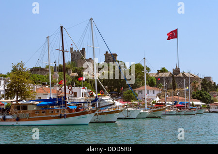 Hafen von Bodrum und Schloss von St. Peter in Bodrum Stadt, Provinz Mugla, Türkei Stockfoto