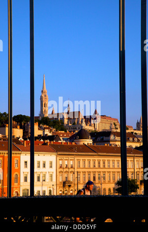 Radfahrer auf der Kettenbrücke, Matyas Kirche und Fishermans Bastion, Budapest, Ungarn, Europa Stockfoto