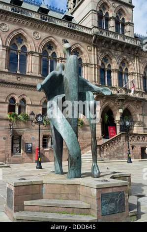 Ein Fest der Chester Skulptur von Stephen Broadbent vor dem Rathaus, Chester, Cheshire, England, UK. Stockfoto