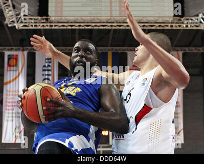 Bamberg, Deutschland. 30. August 2013. Deutschlands Maik Zirbes (R) wetteifert um den Ball mit Schwedens Brice Massamba während des internationalen Basketball-Spiels zwischen Deutschland und Schweden in der Stechert Arena in Bamberg, Deutschland, 30. August 2013. Foto: Daniel Loeb/Dpa/Alamy Live News Stockfoto