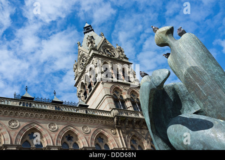 Ein Fest der Chester Skulptur von Stephen Broadbent vor dem Rathaus, Chester, Cheshire, England, UK. Stockfoto