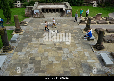 Römische Säulen, Bodenfliesen und Teil eines Bades auf dem Display im Grosvenor Park, Chester, Cheshire, England, UK. Stockfoto