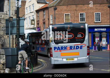 Kurvenreich Linienbus mit Radfahrer in der Innenstadt von York North Yorkshire England UK Stockfoto