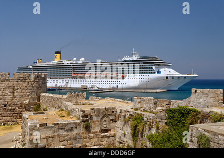 Kreuzfahrtschiff "Costa Mediterranea" in Kos-Stadt mit Kos, Dodekanes Inselgruppe, Griechenland Kos Festung Vordergrund festgemacht. Stockfoto