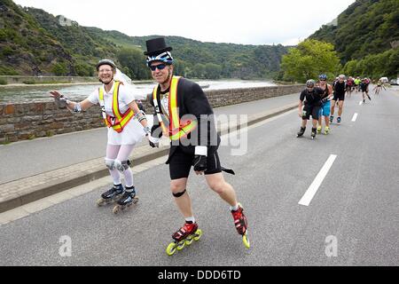 St. Goar, Deutschland. 31. August 2013. Brautpaar Heike und Klaus Stuermer besuchen die Skater-Tour "Rhein auf Skates" in der Nähe von St. Goar, Deutschland, 31. August 2013. Die 135 km lange führt Tour von Rüdesheim nach Koblenz und zurück. Foto: Thomas Frey/Dpa/Alamy Live News Stockfoto