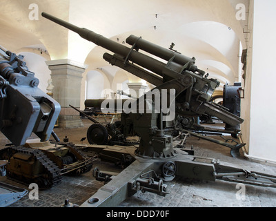 Die deutsche 88mm-Flugabwehrkanone (AAA) von 1936 ist ein berühmtes Artillerieelement, das während des Zweiten Weltkriegs verwendet wurde. Sie war sowohl in der Rolle als auch in der Rolle als Panzerabwehr sehr effektiv und ist heute in einer Museumsausstellung erhalten. Stockfoto