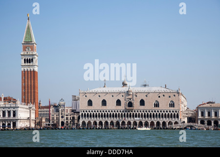 In Venedig, der Markusplatz entfernt, der Dogenpalast und ein Teil der Lagune.  Ein Venise, la Ort St. Marc, le Palais des Dogen. Stockfoto