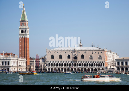 In Venedig, der Markusplatz entfernt, der Dogenpalast und ein Teil der Lagune.  Ein Venise, la Ort St. Marc, le Palais des Dogen. Stockfoto