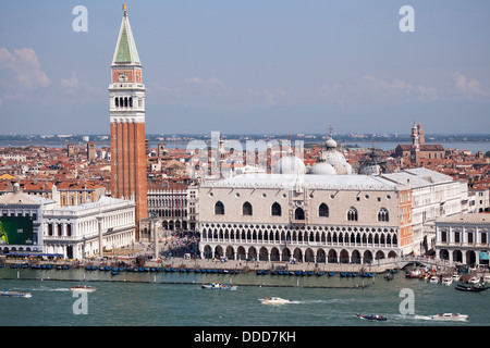 In Venedig, der Markusplatz entfernt, der Dogenpalast und ein Teil der Lagune.  Ein Venise, la Ort St. Marc, le Palais des Dogen. Stockfoto
