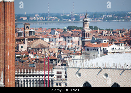 Im Norden von Markusplatz entfernt, die Dächer von Venedig mit Blick auf die Vorstädte von Mestre im Hintergrund (Venedig - Italien). Stockfoto