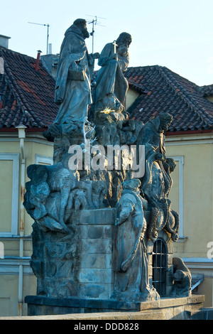 Die Statuen der Heiligen John von Matha, Felix von Valois und Ivan auf der Karlsbrücke (Prag, Tschechische Republik). Stockfoto